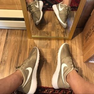 (S2) Tan Nike Roshe Runs